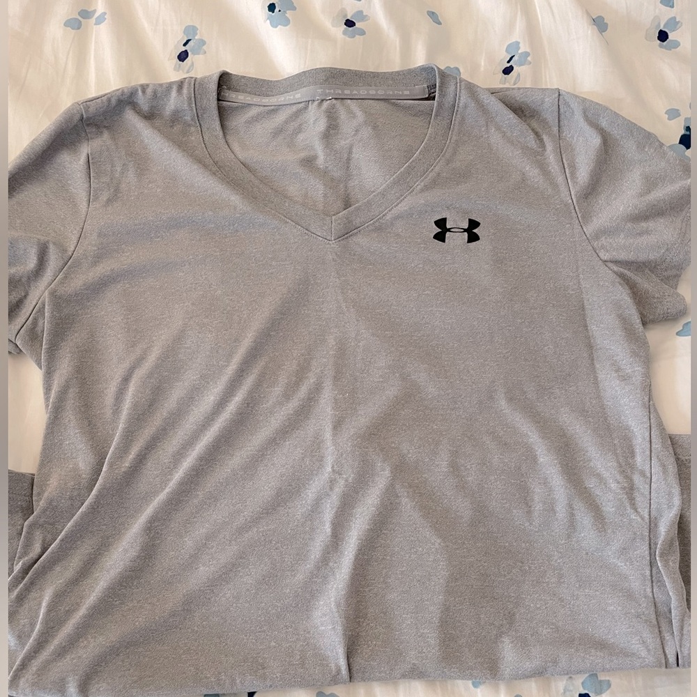 EUC UA grey v neck
